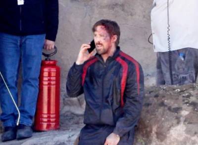 Райан Гослинг истекает кровью и отжимается на съемках «Серого человека»: фото