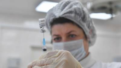 Отношение россиян к вакцинации от COVID-19 обсудили в эфире "Время покажет"