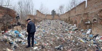 Квитанции из Львова и медицинские маски. В Житомирской области обнаружили свалку 40 тонн мусора