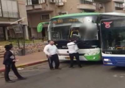 Бней-Брак: водитель автобуса набросился с кулаками на пассажира, стоявшего на остановке
