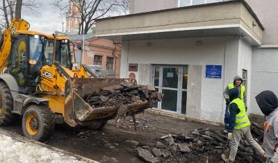 После химической атаки на "Новую газету" перед зданием редакции сняли асфальт