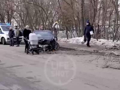 Черный Mercedes убил двух женщин на тротуаре в Москве. Водитель сбежал