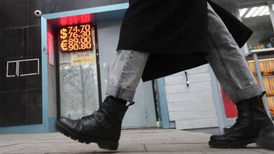 Аналитики назвали основные причины падения курса российской валюты