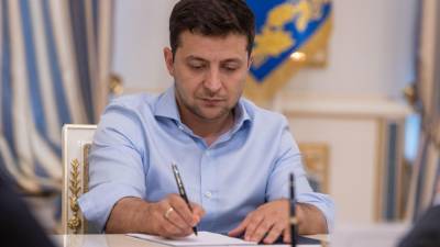 Зеленский подписал закон об оформлении иностранцам биометрических украинских виз
