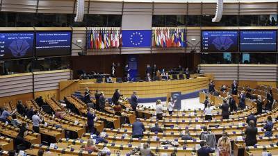 Зеленский ввел санкции против трех депутатов Европарламента