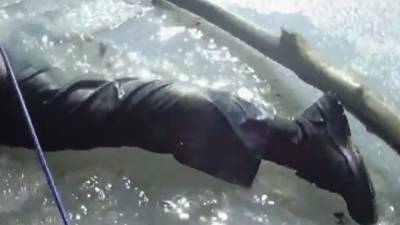 В Киеве полиция спасла рыбака: ушел под лед – видео