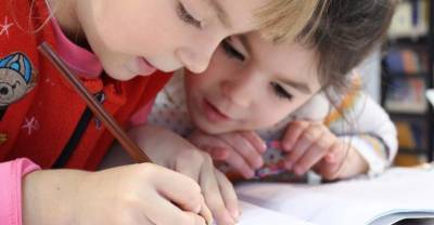 На Украине признали законным отстранение от школьных занятий непривитых детей