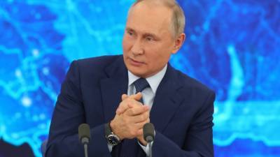 «Чувствует себя хорошо»: Путин сделал прививку от коронавируса