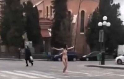 «Мільйонерам можна - все!»: в Мукачеві розгулювала гола дівчина
