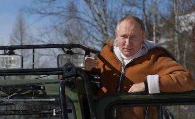 Путин едет на вездеходе по снежной сибирской тайге