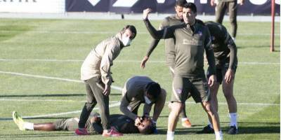 Футболист Атлетико потерял сознание во время тренировки — видео