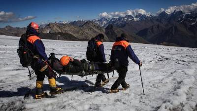 Спасатели нашли заблудившихся на склоне Эльбруса альпинистов