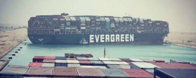 Севший на мель гигантский контейнеровоз заблокировал движение в Суэцком канале