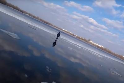 На Украине мужчина удочкой спас ребенка на льдине: видео