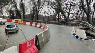 Режим ЧС ввели на поврежденном оползнем участке трассы в Сочи