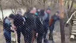 Украинские пограничники поймали водолазов-контрабандистов и посадили их в вольер — видео