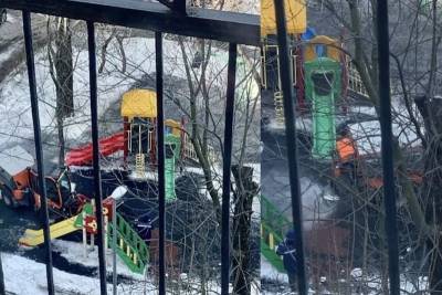 На западе Москвы детскую площадку засыпали реагентами