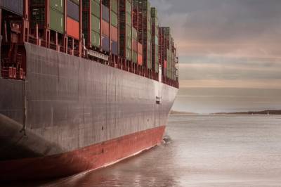 Гигантский контейнеровоз заблокировал движение судов по Суэцкому каналу