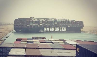 Гигантский контейнеровоз перекрыл Суэцкий канал, суда встали в "пробку"