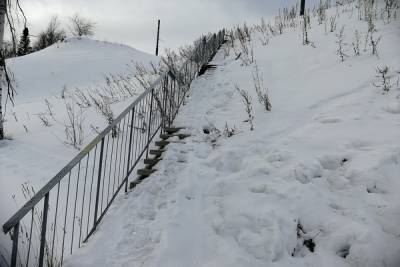 Убирают, но никак не уберут: Петрозаводск очищают от снега