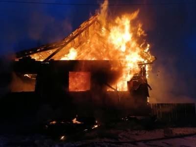 В Катав-Ивановске сгорел частный жилой дом: пожарных вызвали поздно