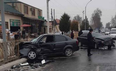 Водитель "Ласетти" спровоцировал крупное ДТП в Маргилане и сбежал с места происшествия