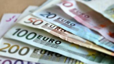 Курс евро поднялся выше 91 рубля впервые с конца февраля