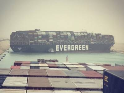 В Суэцком канале застряло грузовое судно: морское движение заблокировано
