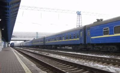 Як на ЧАЕС - люди в спецкостюмах, все оброблюють розчином: відео з залізничного вокзалу налякало українців