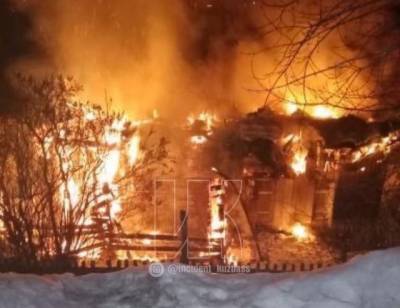 Очевидцы сообщили, что пожарным было трудно проехать к дому в Кузбассе из-за нечищеных дорог