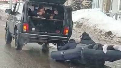 Житель Башкирии прокатил друзей на прицепленном к машине матрасе