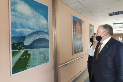Константин Затулин передал 11 картин больнице №8 в Красной Поляне