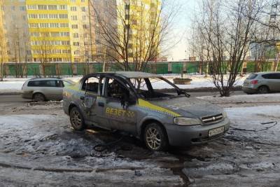 Такси подожгли ночью в Пскове на улице Кузбасской Дивизии