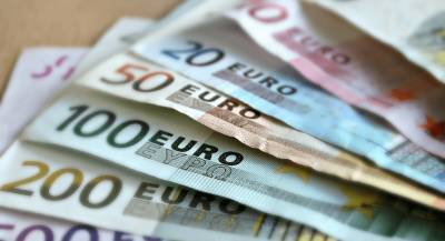 Евро дешевеет к доллару и шекелю