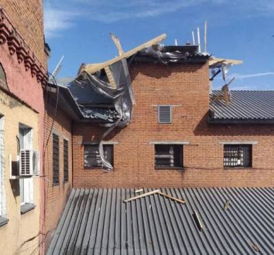 В кузбасском городе сильный ветер сорвал крыши со зданий МВД и суда