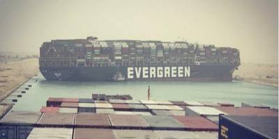 Огромный контейнеровоз заблокировал Суэцкий канал