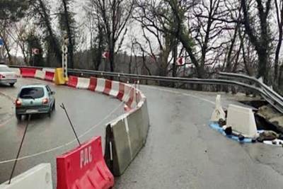 Режим ЧС объявили на поврежденном оползнем участке трассы в Сочи