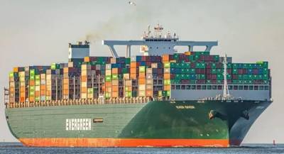 В Суэцком канале застряло огромное грузовое судно: морское движение заблокировано