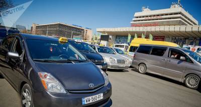 В Грузии снимается запрет на проезд в такси более трех человек