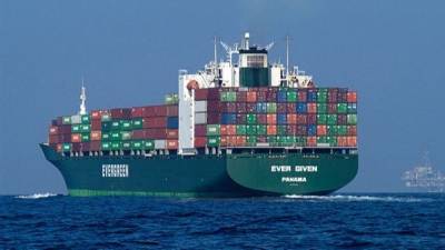 Гигантский контейнеровоз случайно заблокировал Суэцкий канал — видео