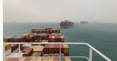 Суэцкий канал заблокировал 400-метровый контейнеровоз, севший на мель (видео)