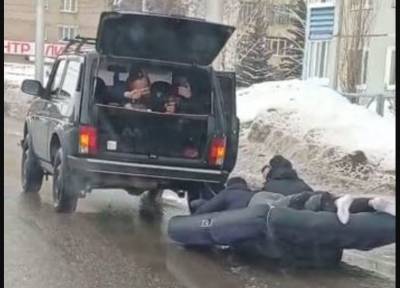 В Башкирии парни прокатились по улице на надувном матрасе