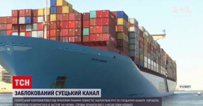 Пробки на воде: 400-метровый корабль полностью заблокировал Суэцкий канал
