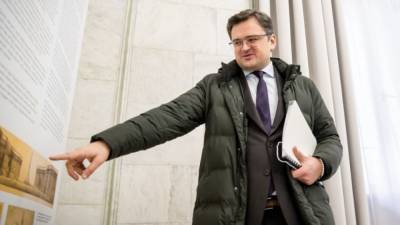 Кулеба объяснил отказ Киева от закупки российской вакцины "Спутник V"