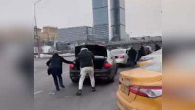 Дошутились: угнавшим такси в Москве пранкерам грозит колония. Видео