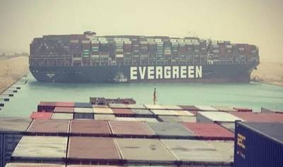 Гигантский контейнеровоз Ever Green заблокировал движение в Суэцком канале