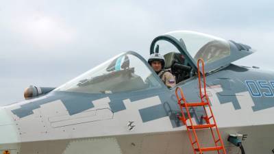 Новый шлем поможет пилоту Су-57 видеть "сквозь" самолет