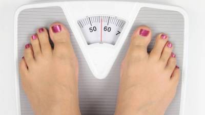 Почему вес меняется в течение дня: 5 причин