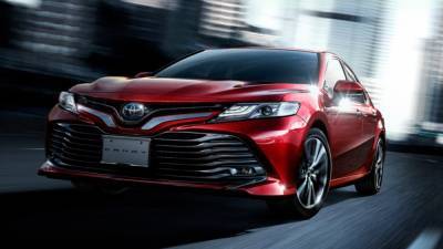 Автодилеры Toyota начали прием заказов на обновленный седан Camry