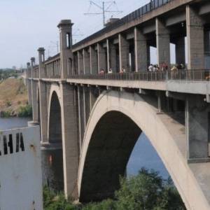 В Запорожье молодой парень спрыгнул с моста Преображенского